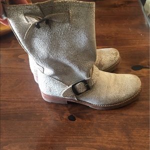 Frye Veronica boots ! Distressed white